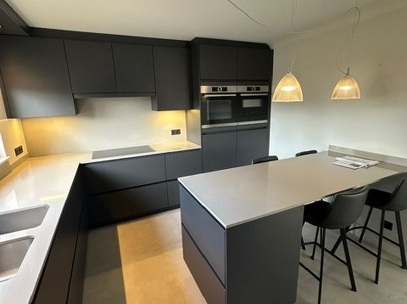Gelegen in de rustige en gegeerde woonwijk Boseind, biedt dit stijlvolle en energiezuinige duplexappartement van maar liefst 175 m² een unieke combina