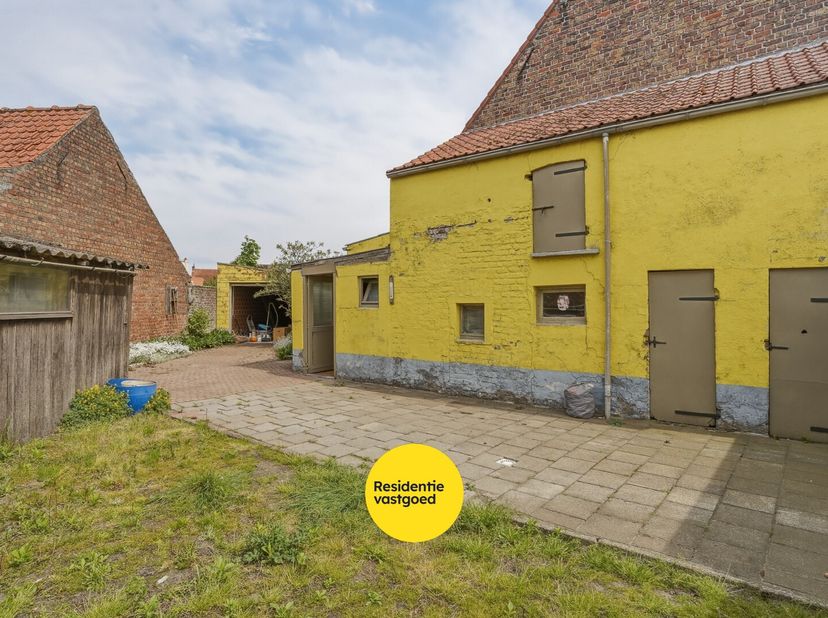 Gelegen langs een vlotte invalsweg in het centrum van Eernegem bevindt zich deze te renoveren halfopen woning met tuin, oprit en garage. Dankzij de ce