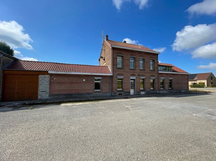 Imposant huis (voormalig station) dat gerenoveerd moet worden en enorm veel potentieel biedt (mogelijkheid om twee woningen te creëren of een deel in