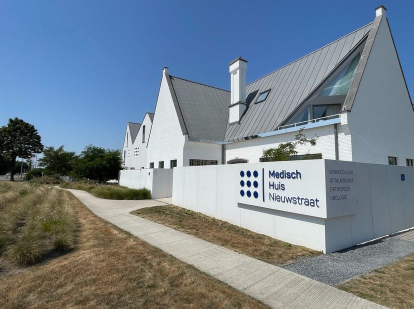 CONTACT&amp;nbsp;<br />
Jeroen Vandormael: jeroen@vastgoedvalkenborgh.be&amp;nbsp;<br />
<br />
**&amp;nbsp;Bezoekmoment voor dit appartement vindt plaats op dond
