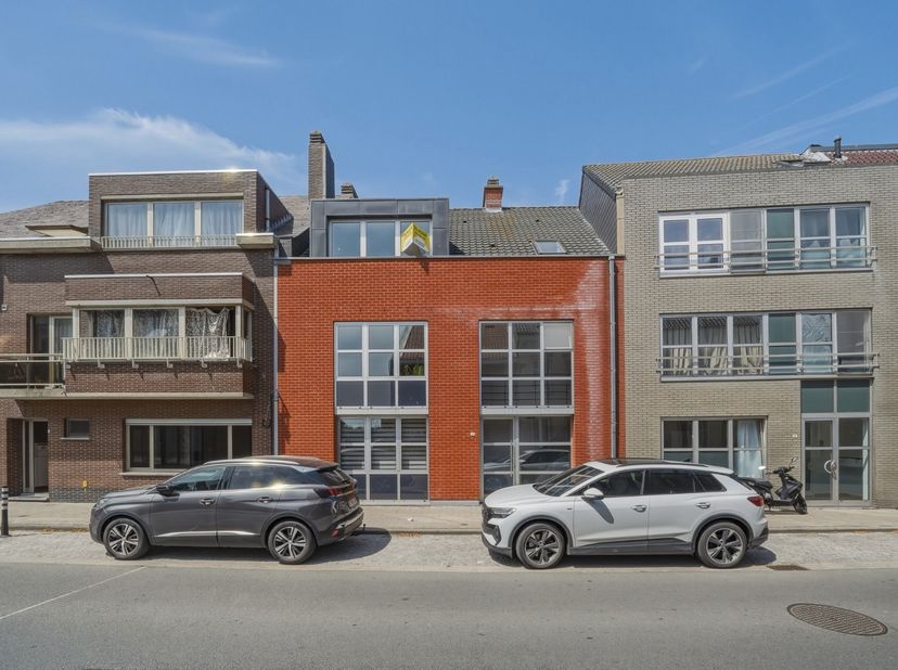 Bent u op zoek naar een interessante investering met onmiddellijke en stabiele huuropbrengsten? Dan is dit volledig verhuurde appartementsgebouw in Ou