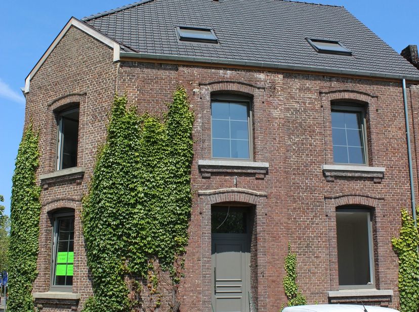 Binnenkort te HUUR in dit volledig gerenoveerd pand:<br />
appartement gelijkvloers met een groot terras<br />
nabij het centrum van Bree.<br />
- 2 s