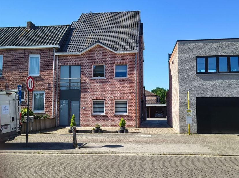 Pour demander une visite, veuillez remplir votre "profil de location" sur notre site web, dans les informations relatives à cet appartement. Si une vi