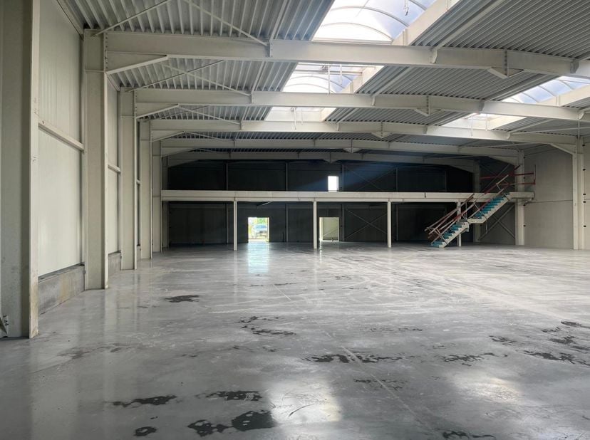 Magazijn 1.000m² met kantoor/showroom van 727m² te Schoten.<br />
Strategische ligging in de noordrand van Antwerpen, op een steenworp van de op- en a