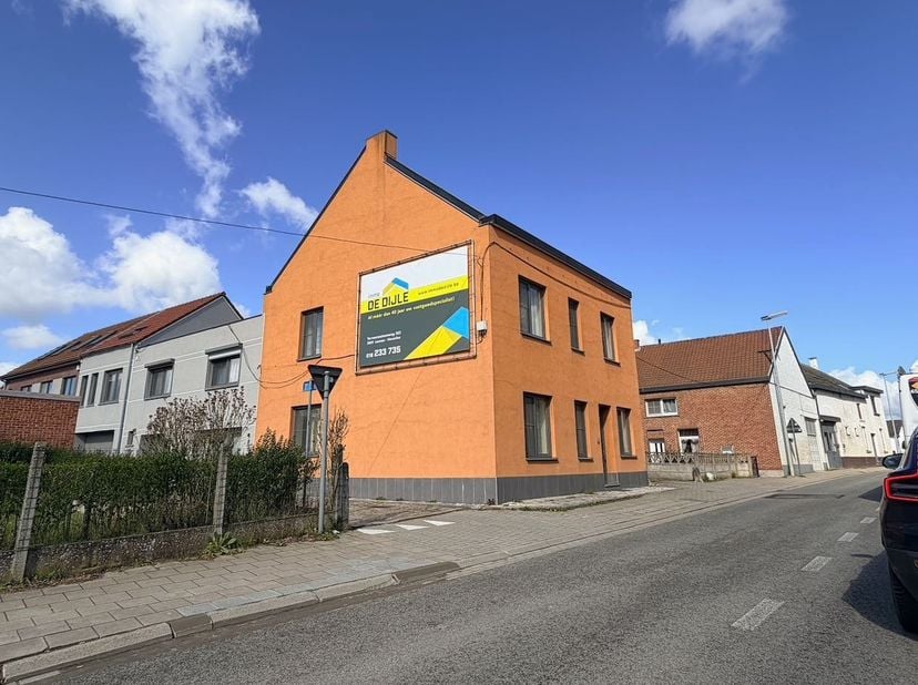 Deze ruime en veelzijdige gezinswoning biedt tal van mogelijkheden voor wie op zoek is naar comfort en ruimte.<br />
Op het gelijkvloers bevindt zich