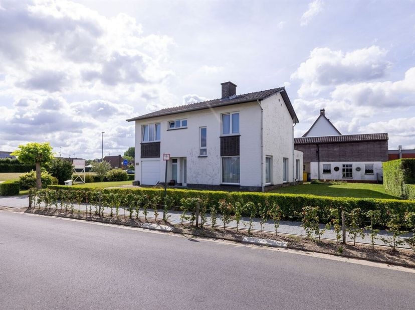 Spacieuse maison de 4 chambres idéalement située à Houtvenne ! <br />
Cette maison est située dans un cadre verdoyant et adapté aux enfants, tout en é