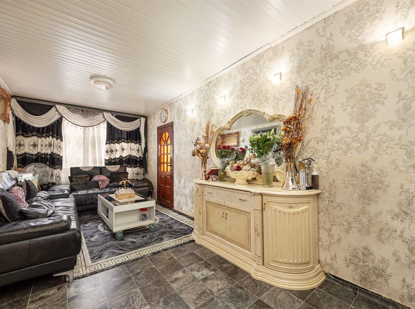 Deze woning, gelegen in de Veldstraat te 2060 Antwerpen, bevindt zich in een opkomende buurt vlak bij het Stuivenbergplein.<br />
Met een bebouwde opp