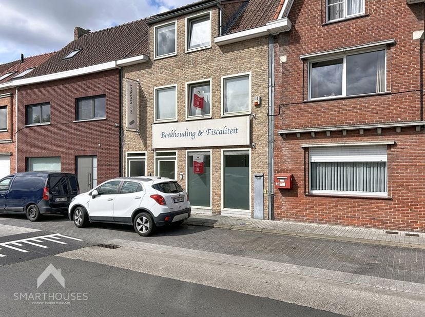 Energiezuinige woning met polyvalente ruimte op het gelijkvloers bestaande uit (gelijkvloers) inkomhal met afzonderlijk toilet, bureel/ontvangstruimte