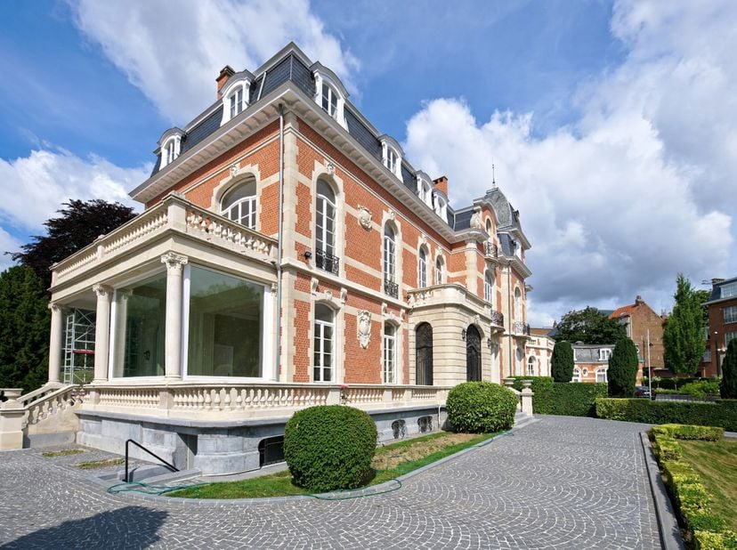 A proximité du Parc du Cinquantenaire, magnifique propriété de +/- 910 m² de style Beaux Arts de 1912 entièrement rénovée sur un parc de ± 40 ares. La