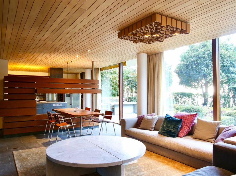 Victoire Junot stelt u dit prestigieuze appartement van ±172 m² voor, ideaal gelegen aan de emblematische Vijvers van Elsene en volledig gemeubeld en