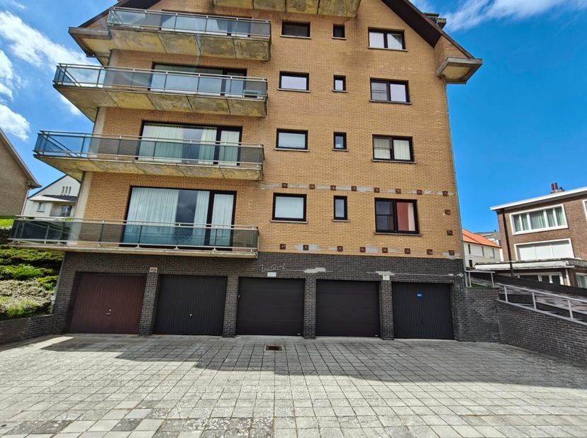Gesloten garagebox te koop in de residentie Zuidkant te Steekspelstraat 2, 8670 Koksijde. De garage bevindt zich nabij het Prins Albertplein en het Za