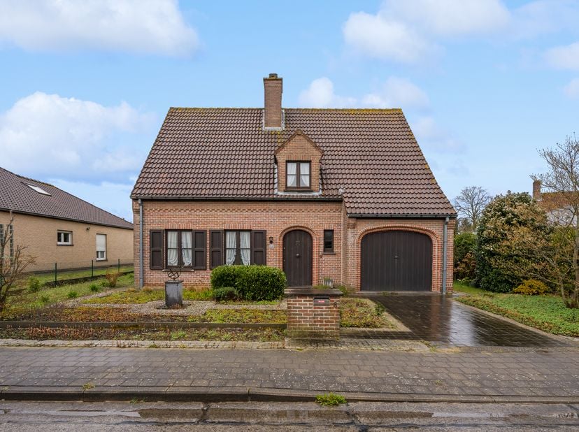 In een bijzonder rustige straat, in één van de meest gegeerde buurten van Sint-Michiels, bevindt zich deze alleenstaande fermette op een perceel van 6