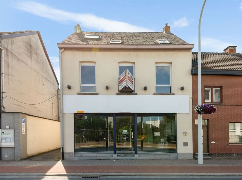 Handelshuis met ruime woonst en tal van mogelijkheden<br />
Op een strategische locatie in Hemiksem, tussen Antwerpen en Boom, bevindt zich dit veelzi