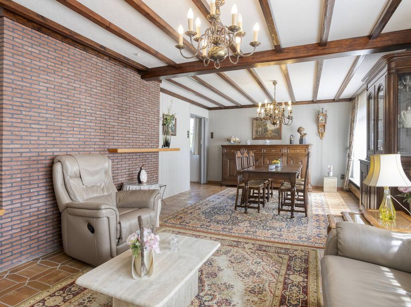 De woning is gelegen op een mooi perceel van 11a45ca en beschikt over 3 slaapkamers, een badkamer, kelder, bergruimte en een ruime garage. De praktisc