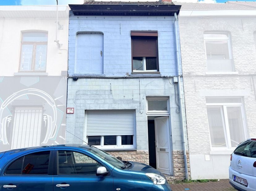 Rijwoning te koop met inkomhal, gezellige living, keuken, badkamer en praktische kelder. Op de eerste verdieping bevindt zich een nachthal met 1 slaap