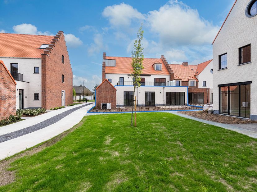 Huurprijs: 1.395 EUR per maand<br />
+ 100 EUR per maand gemeenschappelijke kosten<br />
+ 50 EUR per maand voor de ondergrondse autostaanplaats <br /