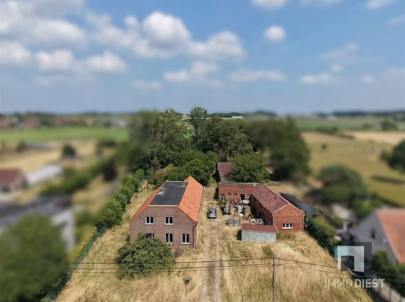 Deze volledig te renoveren of af te breken woning bevindt zich op een prachtig perceel van maar liefst 45 are, gelegen in woongebied met landelijke ka