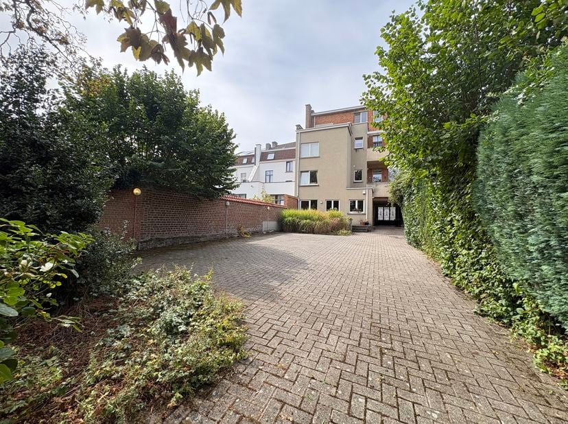 Ce bel appartement, prêt à emménager, fait partie d'une petite résidence et est situé dans l'une des plus belles rues de Renaix. L'association d'un em