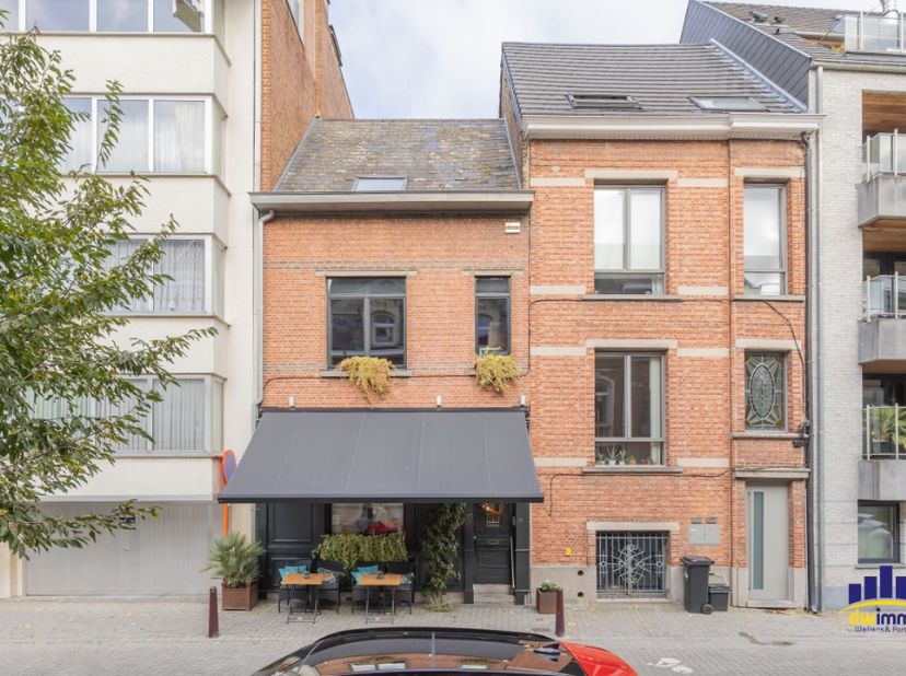 Charmante karaktervolle woning in Aalst<br />
Ontdek deze gezellige en authentieke woning in Aalst, waar charme en karakter hand in hand gaan met comf