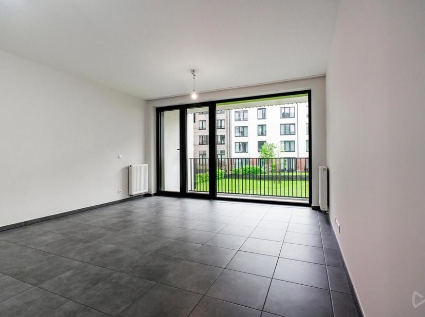 Mail: clara.jacquy@weinvest.be<br />
Tel: 0456 12 69 85<br />
We Invest is trots u exclusief dit drie-slaapkamerappartement op de eerste verdieping va