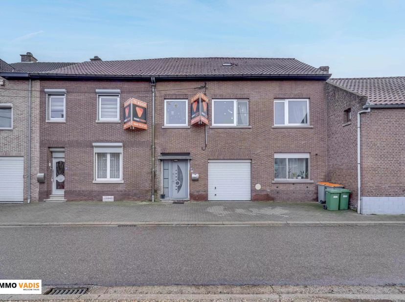 Te koop: 2 gerenoveerde gezinswoningen, waarvan 1 verhuurd, in de Groenkloosterstraat 23 en Groenkloosterstraat 25 in Munsterbilzen.<br />
Ideaal als