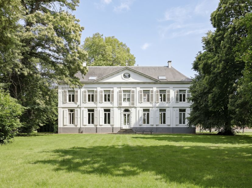 Kasteel Zorgvliet werd kort voor 1854 opgericht in neoclassicistische stijl en straalt een tijdloze architecturale elegantie uit. Met een bruikbare op