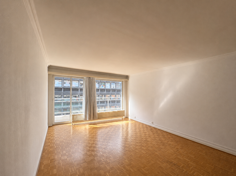 Immo Wauters biedt u met veel plezier dit ongemeubileerde appartement met 2 slaapkamers te huur aan, gelegen in een groene omgeving.<br />
Het apparte