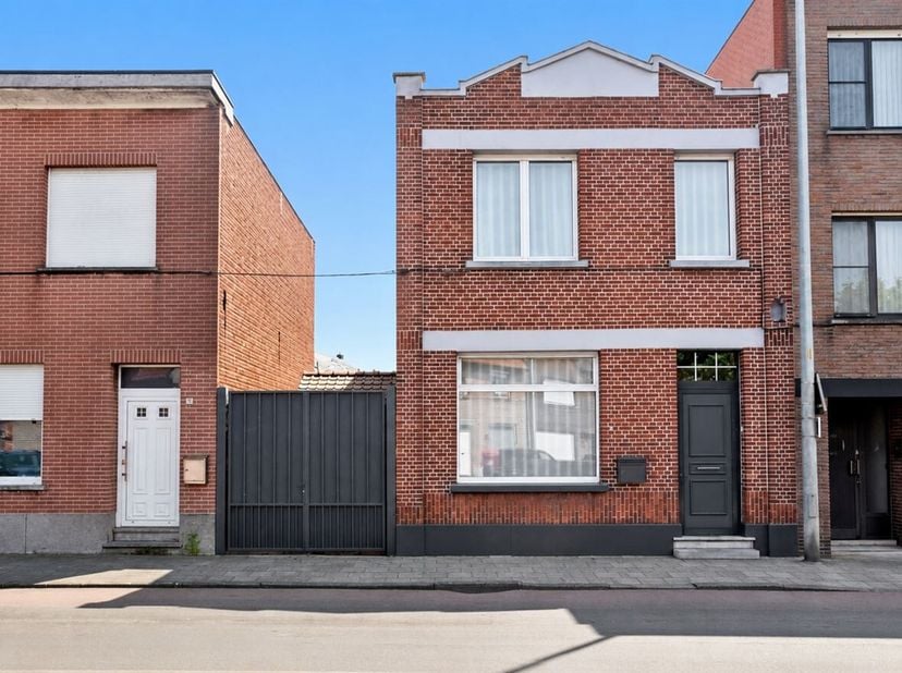 Charmante gezinswoning met 3 slaapkamers en tuin in hartje Herentals <br />
Bij het betreden van deze gezellige woning komt u terecht in de inkomhal d