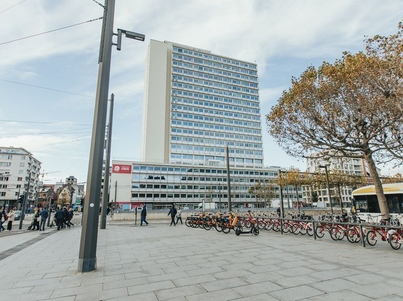 810m² d'espaces de bureau au cinquième étage (extensible à 2.430m² de bureaux)<br />
Emplacement : au coin de la Italiëlei (N1) et du pont Kipdorp, à