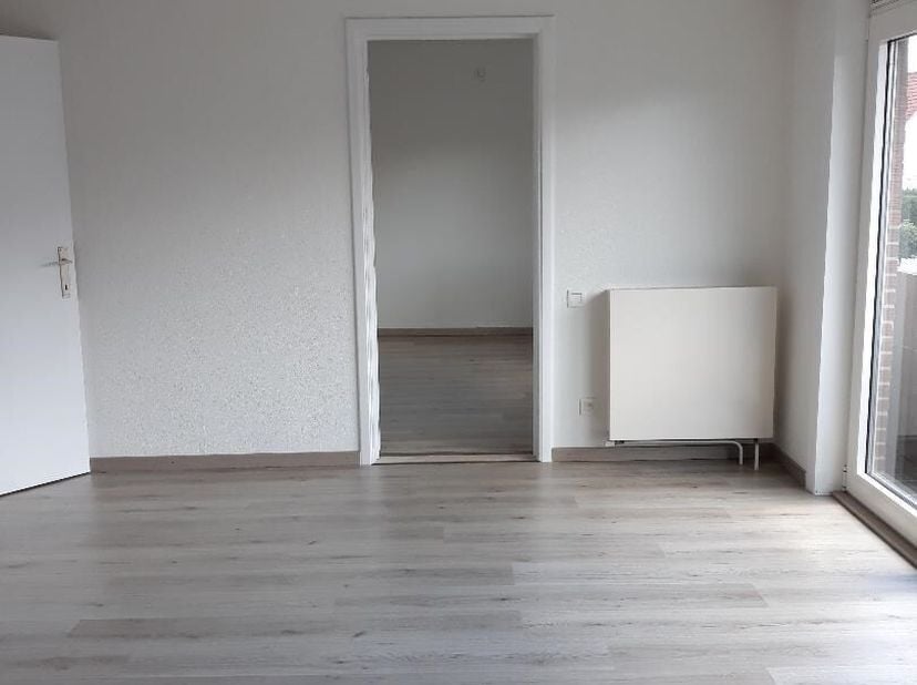 Gezellig instapklaar appartement 1e verdieping links.  Bestaande uit hall, living met open keuken (kasten, enkele inox afwasbak, keramische kookplaten