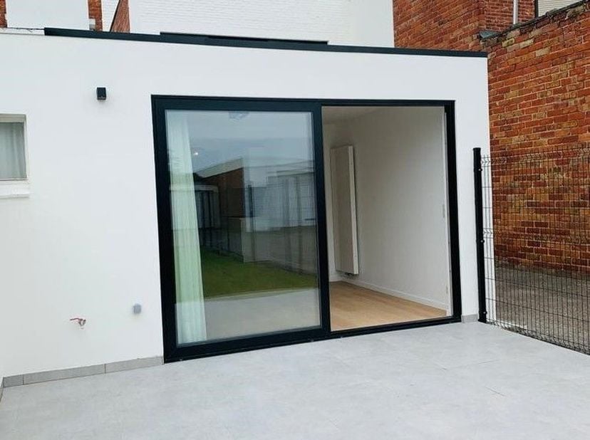 Welkom in de Vijversstraat 26 gelegen te centrum Kiewit. De bewoonbare oppervlakte op het gelijkvloers is 49 m². U komt binnen in de inkomhal met mooi