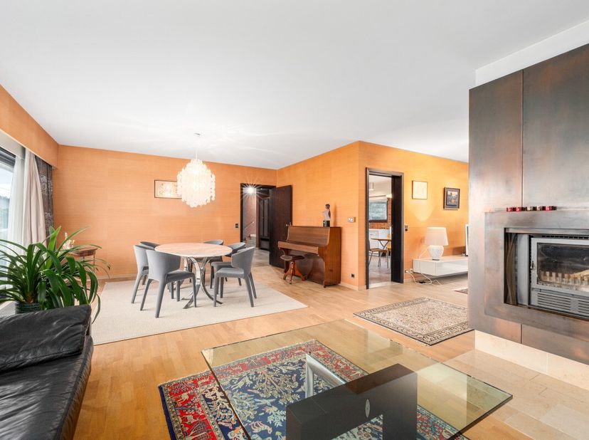 In het groene en rustige Assenede bevindt zich deze unieke, tijdloze villa op een indrukwekkend domein van maar liefst 3.966 m². Omgeven door een oase