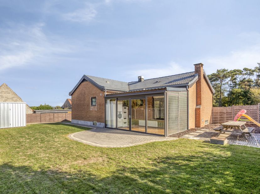 Volledig gerenoveerde bungalow gelegen op een terrein van +/-7a91ca in een groene omgeving, op wandelafstand van het centrum van Ottenburg en nabij he