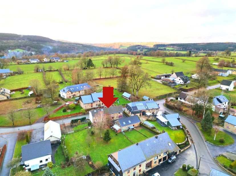 Bienvenue dans cette offre immobilière unique située dans le village paisible d'Iveldingen, à quelques minutes seulement d'Amel et de Saint-Vith. Cett