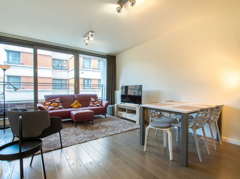 WK W2.3 - Prachtig gemeubileerd appartement van ongeveer 85 m² (volgens het EPC), met een ruime woonkamer, een volledig uitgeruste open keuken, een wa