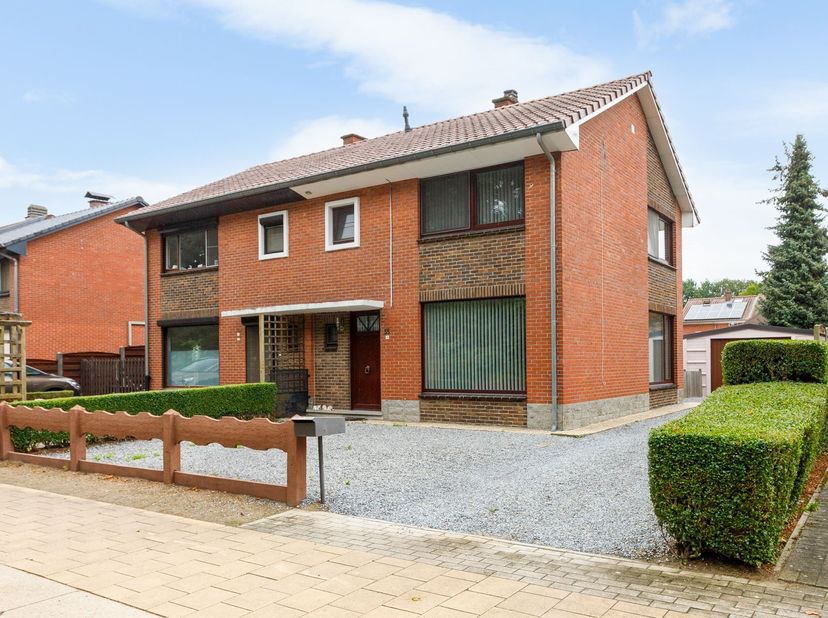 Half open woning tegenover bosgebied<br />
<br />
De woning beschikt over 3 slaapkamers en werd doorheen de jaren goed onderhouden. Zowel de keuken