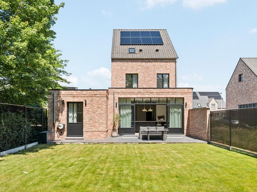 In een rustige en kindvriendelijke woonwijk in Rijkevorsel bevindt zich deze stijlvolle halfopen bebouwing uit 2022. De woning combineert de charme va