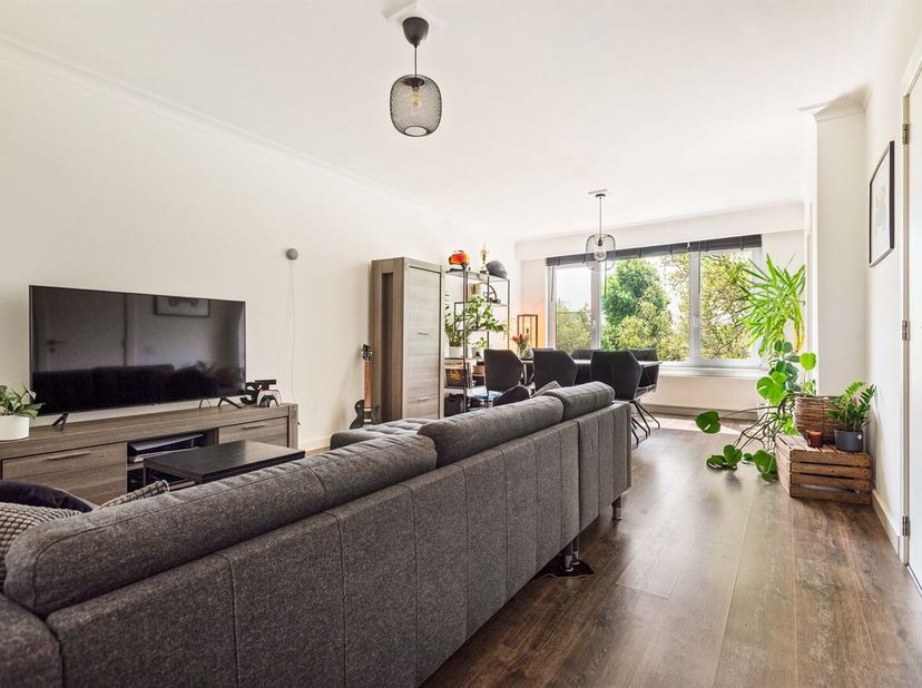 Mooi gerenoveerd appartement met garage<br />
Ligging: pal over de Oude Landen, rustig gelegen nabij Donk, centrum Ekeren achter de hoek, invalsweg na