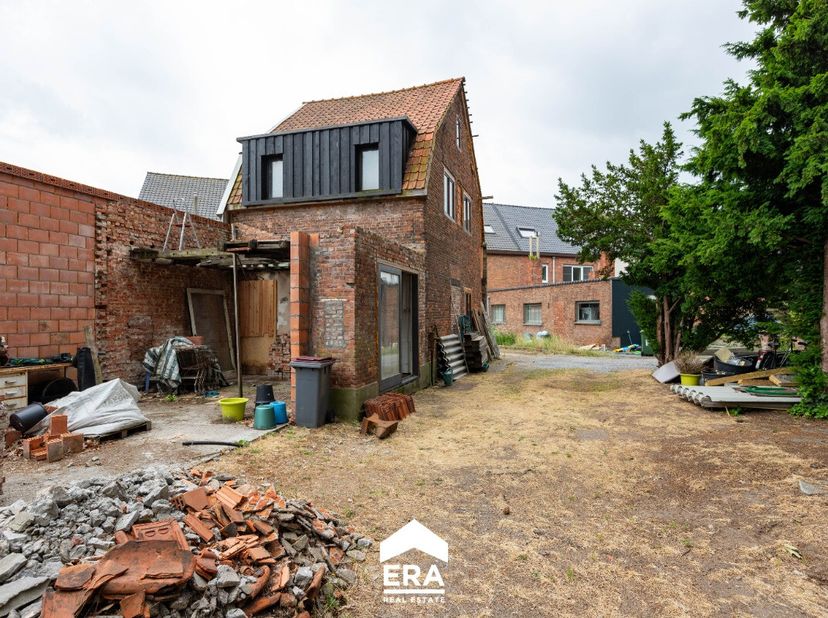 Te renoveren woning op een perceel van 2900m²Bent u op zoek naar een uitdagend verbouwproject/restauratieproject op 2900m²? Zo gevonden met ERA Ryckae