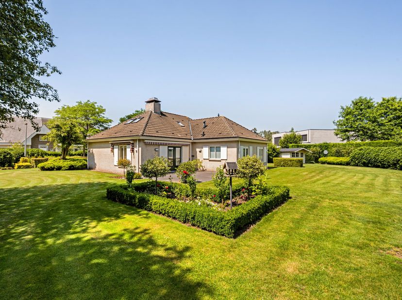 Rust, ruimte en een absolute topligging komen samen in deze charmante vrijstaande woning, discreet gelegen in een doodlopende straat in het centrum va