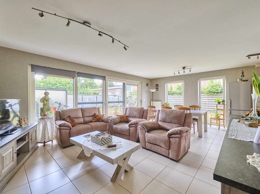 Op zoek naar een ruim en instapklaar appartement op een toplocatie? Dan is dit lichtrijke appartement met drie slaapkamers, een garagebox, twee boveng