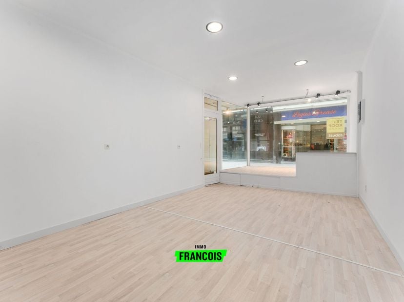 Vous êtes à la recherche dun espace commercial idéalement situé au cur de Blankenberge ? Ce rez-de-chaussée commercial entièrement rénové et clé en ma