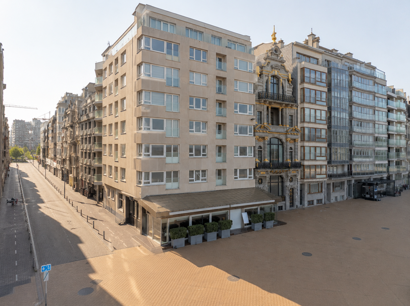 Ce bel appartement meublé est situé au quatrième étage d'une résidence sur la digue d'Ostende. Depuis le lumineux séjour, vous profitez d'une vue fron