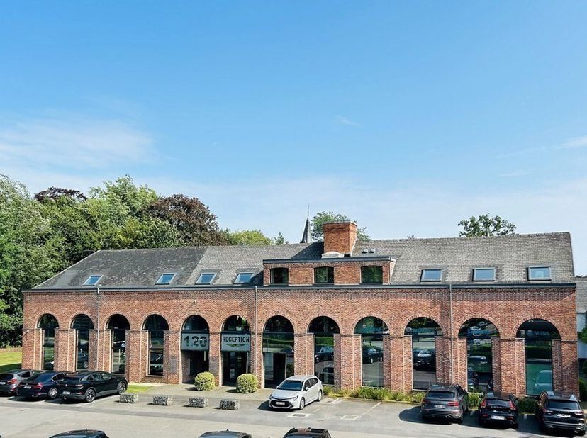 30m² de bureau entièrement équipé dans une ferme rénovée à Merelbeke<br />
Emplacement : à proximité de la sortie R4/E40, centre du village avec magas