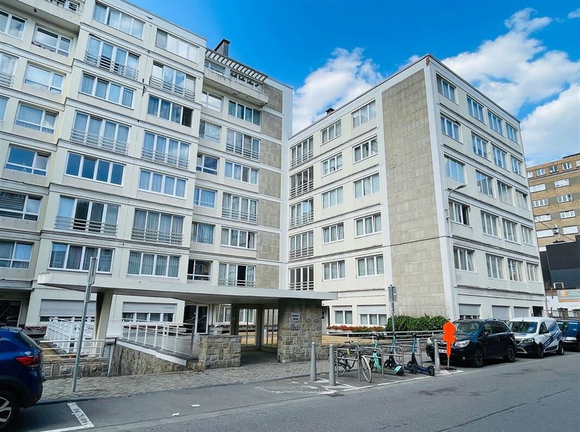 A proximité des Guillemins et de la place Général Leman, un appartement de deux chambres entièrement rénové récemment. Au premier étage d'une résidenc