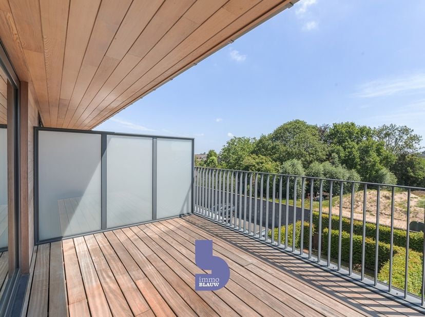 Bent u op zoek naar een ruim en lichtrijk duplexappartement op een unieke locatie? Dan zal dit prachtige appartement langs de Vaart van Oudenburg u on