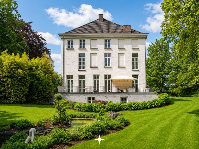 À la lisière du vieux centre du village d'Eke se trouve cet exceptionnel château historique, situé sur un terrain d'environ 5 100 m². Une propriété où