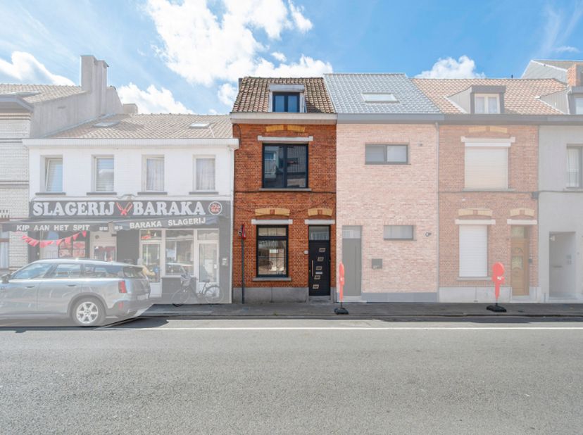 SUPER GEZELLIGE INSTAPKLARE GEZINSWONING MET TUIN&amp;nbsp;<br />
Ruime hal met vele vestiaire kasten, gezellige living met open ingerichte keuken, nette