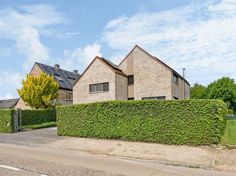 In het gegeerde Sint-Lambrechts-Herk bevindt zich deze uitzonderlijke, instapklare woning waar ruimte, luxe en rust harmonieus samenkomen. De woning w
