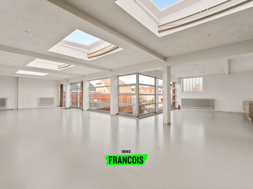 Ontdek deze unieke kans om een stijlvolle loft te creëren op de eerste verdieping, met terras en mogelijkheid tot een dakterras.<br />
De loft geniet